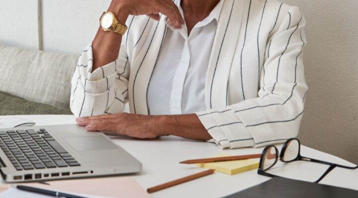 12 Segredos do Marketing Digital Para Empreendedores 40+: Como Alavancar Sua Experiência e Dominar o Online (Sem Hype)